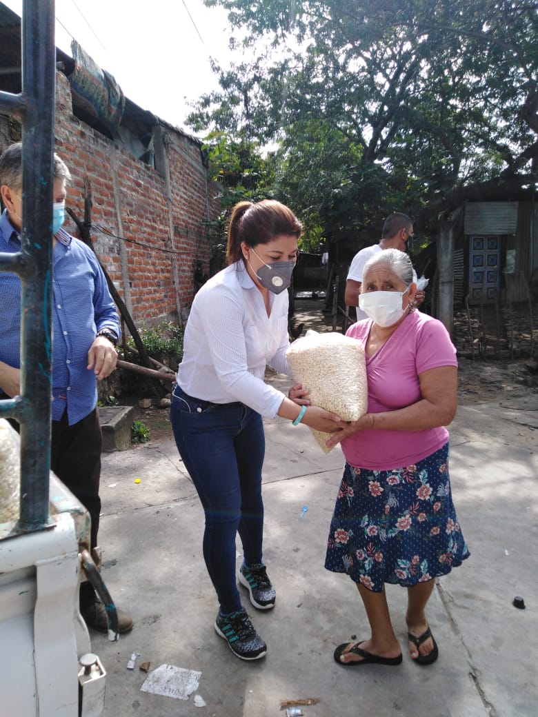 GANAOFICIAL's tweet photo. Nuestra joven candidata a Diputada por #Chalatenango @WendyCastroGana junto a su compañero de fórmula Walter Rodriguez y el futuro Alcalde de la cabecera Departamental Miguel Zepeda identificandose con las personas mas vulnerables que habitan en Barrio La Sierpe sector 3. https://t.co/aK59hzFqEv