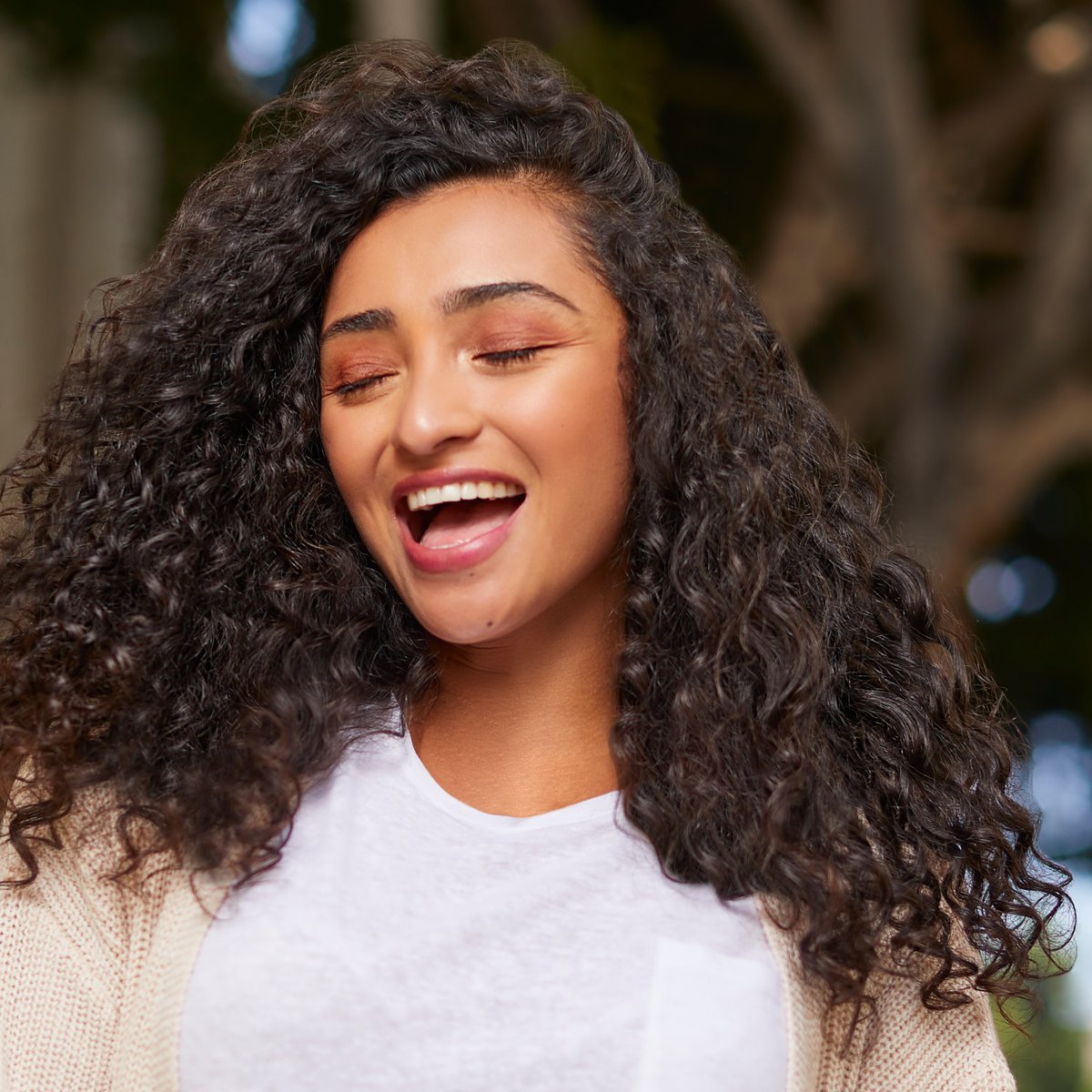 ClairolColor's tweet photo. This curly girly is a #ClairolGirl 💖 With 100% gray coverage and conditioning at every step, how could you not be? 😉

Retweet if Nice ‘n Easy is your go-to at-home hair color solution 🙋‍♀️ 

#NiceNEasy  #ClairolColor #Clairol #DIYHairColor #Brunette #HairColorAtHome https://t.co/4L07TEN1oL