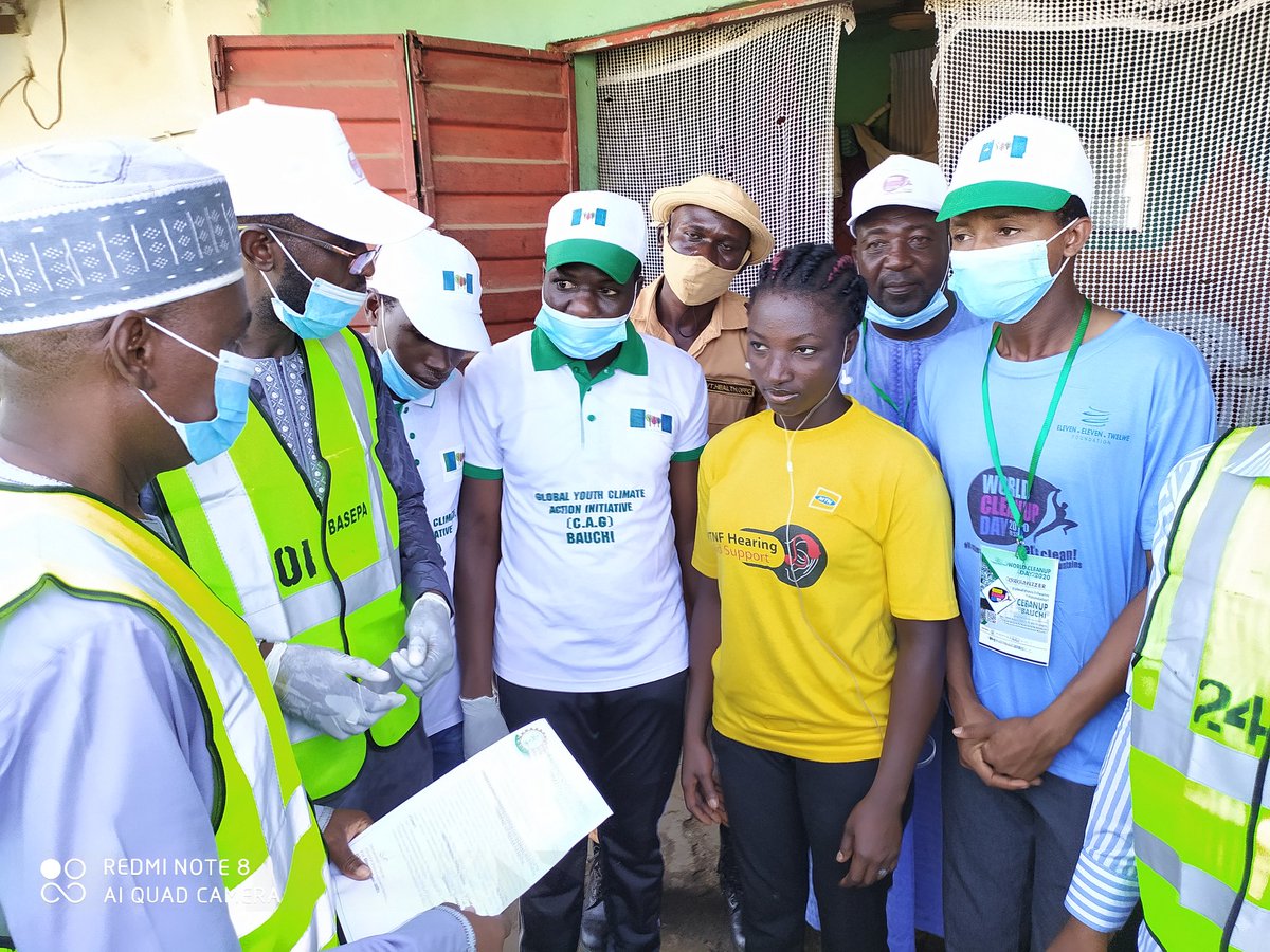 Bajoga_aleeu's tweet photo. Community to divert their waste to the government approved collection center at Murtala Mohammed way Bauchi.
The exercise was organised by a Non Governmental Organizations Eleven Eleven Twelve, Climate Action Group, the community Leaders @eet_foundation #CleanUpBauchi https://t.co/GD89ktU4Dd