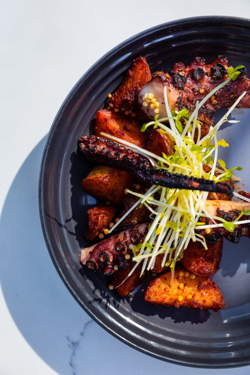 Need dinner plans tonight? #PorterKitchenChi is the answer! 🍷🍽 Head to porterchicago.com to book your reservation!