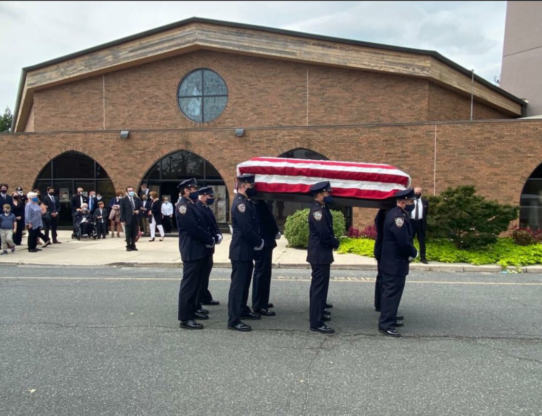 NYPDCeremonial's tweet photo. Yesterday #StBernardsChurch Retired @USNavy Veteran &amp;Po Vincenzo J Starace  (Court section) was laid to rest.
R.I.P. Officer 
#Retired1982 
#FidelisAdMortem
#LevittownNY 
#Dualservice https://t.co/8Ut00fxx8J