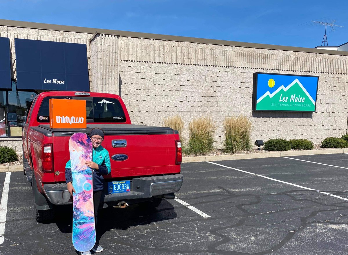 colbent606's tweet photo. No Birthday party this year but Dad hooked her up with new snowboard gear. She officially wears the same size boot as me. 😕#lesmoisebrookfield #lesisbest #boarderlikeherdad #turning11 https://t.co/gMYmkgAb1C