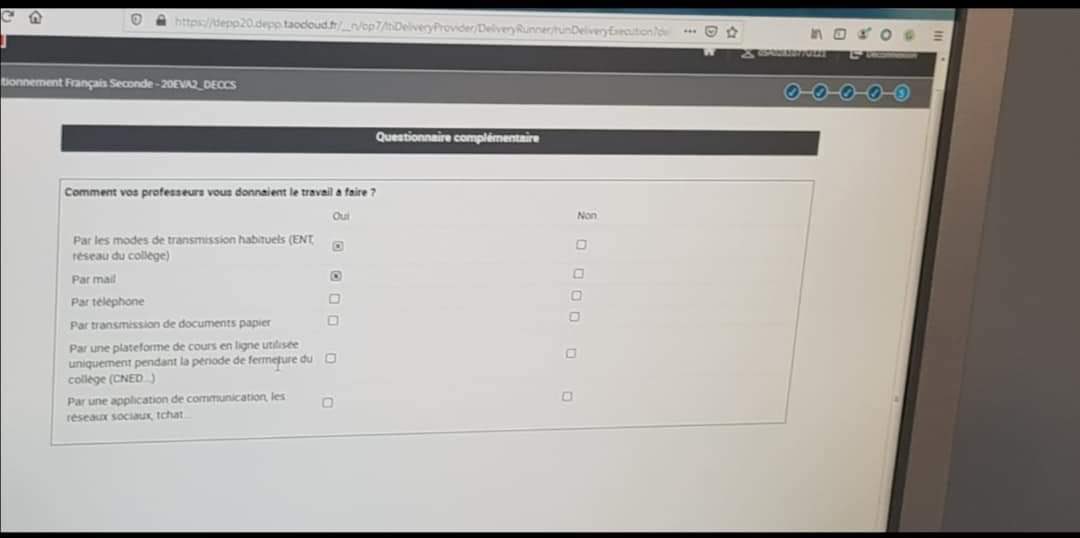 JFaerber's tweet photo. Livrés à eux-mêmes pendant le confinement, les enseignants ont dû user de leur propre matériel informatique dans l’urgence. Quelle surprise pour eux de découvrir que le ministère qui réapparaît à cette occasion évalue leur travail dans les tests de positionnement. Étonnant non ? https://t.co/jmaGJYjoiI