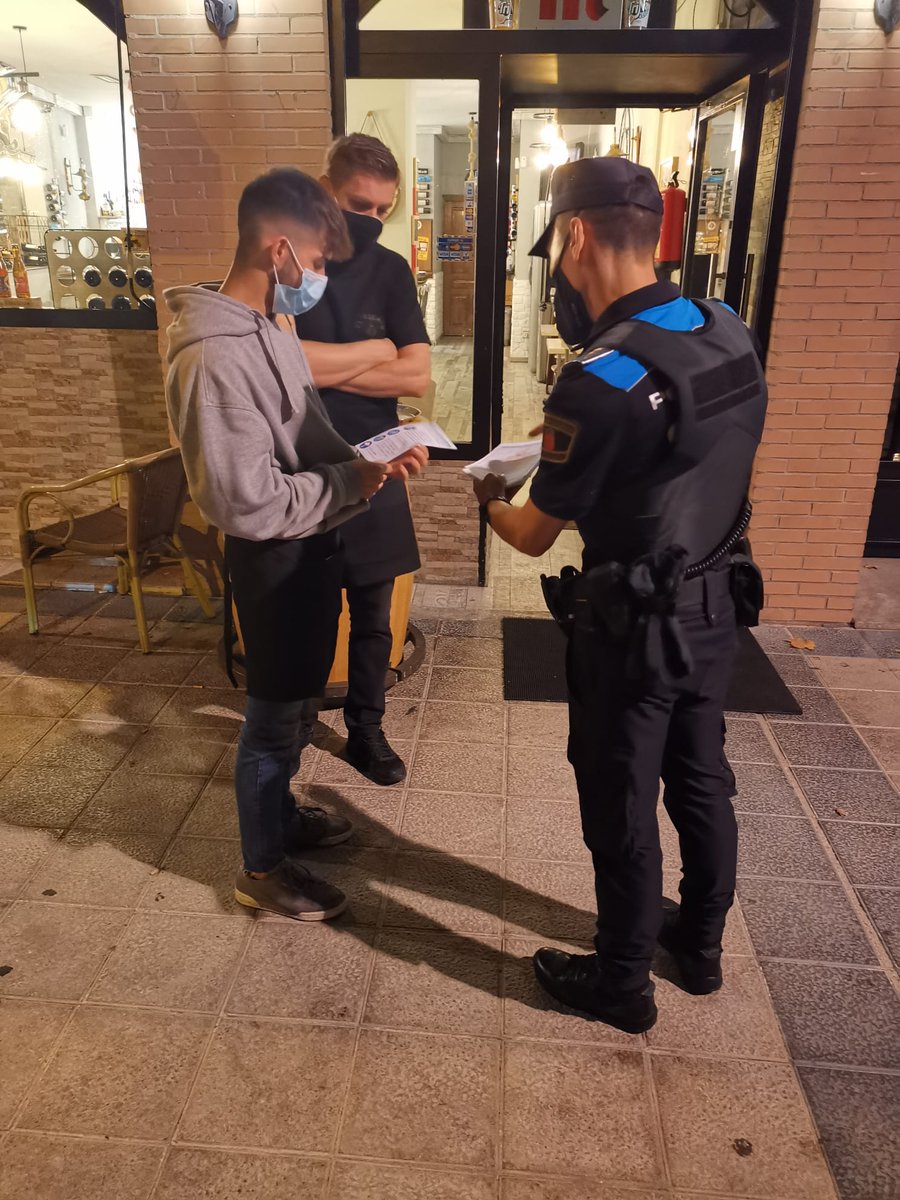 aytogetafe's tweet photo. Desde @PoliciadeGetafe y @PcivilGetafe se están encargando de ofrecer información directa a vecinos y vecinas sobre las medidas restrictivas establecidas por la Comunidad de Madrid a partir del próximo lunes https://t.co/CizrLEH96j