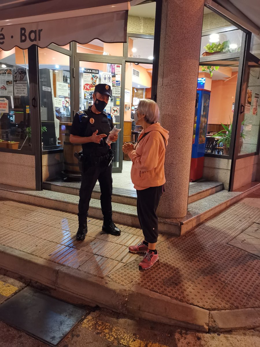 aytogetafe's tweet photo. Desde @PoliciadeGetafe y @PcivilGetafe se están encargando de ofrecer información directa a vecinos y vecinas sobre las medidas restrictivas establecidas por la Comunidad de Madrid a partir del próximo lunes https://t.co/CizrLEH96j