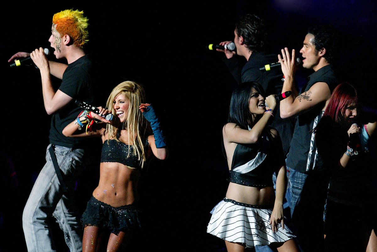 FCRBDCOL's tweet photo. "RBD rompío records en Colombia, con más de cincuenta mil espectadores en cada una de sus diferentes presentaciones coreando sus canciones, logrando así un éxito inesperado y un revuelo en todo el país" 
@UMusicColombia @T6Hent
 queremos los CD's aquí en Colombia #RBDEnColombia https://t.co/3yPl38lSD5