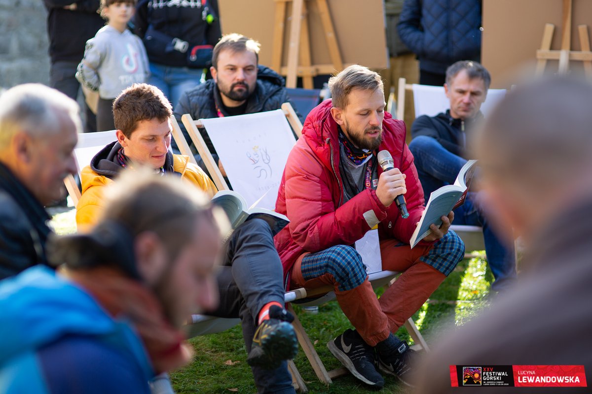 festiwalgorski's tweet photo. Z okazji 50 lat wspinania Michała Kochańczyka, grupa Młodzieżowa PZA będzie czytać jubilatowi Jego książkę "Jedno lato w Himalajach". Zapraszamy na czytanie na trawie!
Transmisja Live o 9:00 na:
➡️ https://t.co/1jD5MjybFf
📸 Fot. Lucyna Lewandowska
#25FG #LadekMountainFest https://t.co/nCNcki0pSn