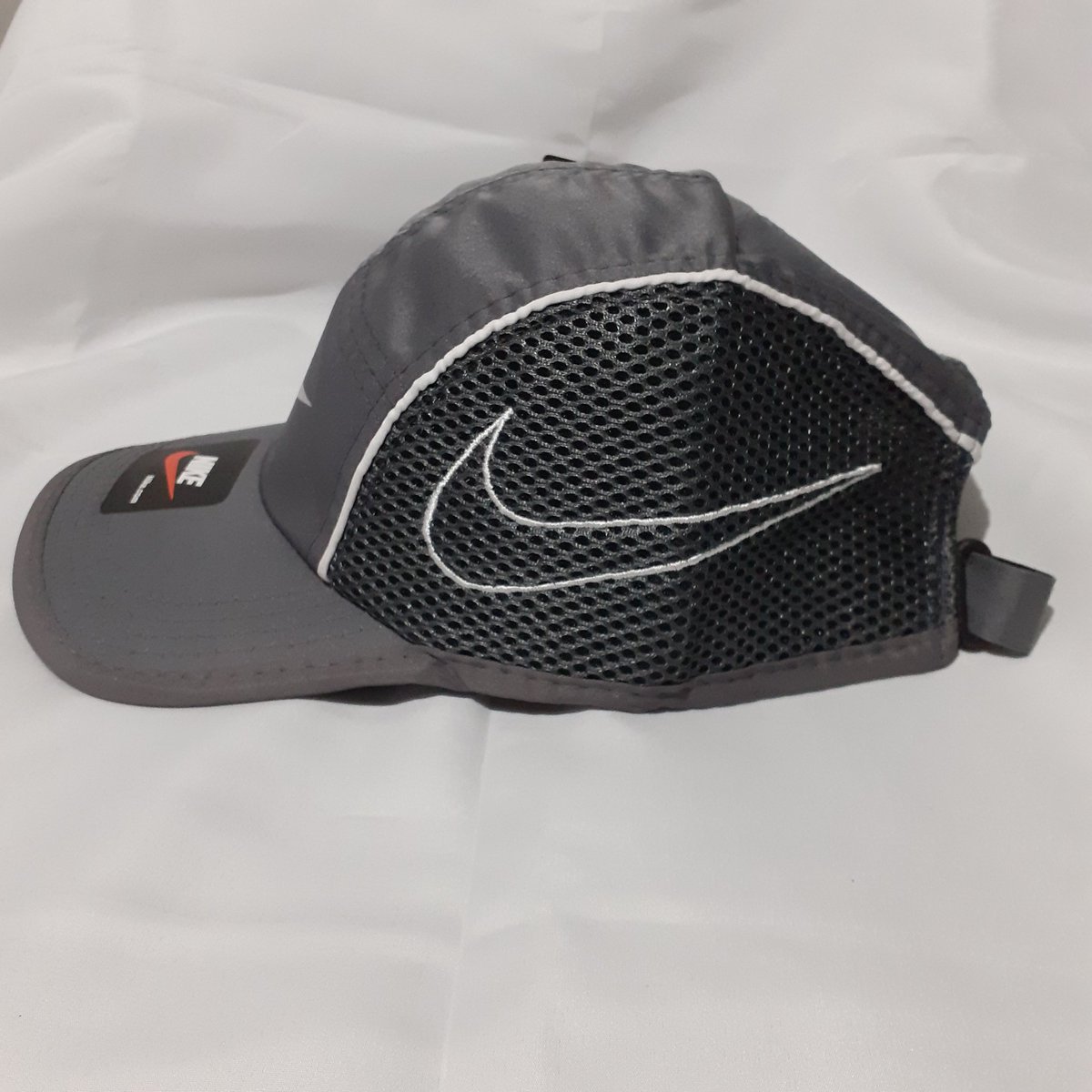 StoreDiaz's tweet photo. Boné Nike 
Tamanho: único 
Cor: cinza
R$ 80 https://t.co/Jnpp7goNfp