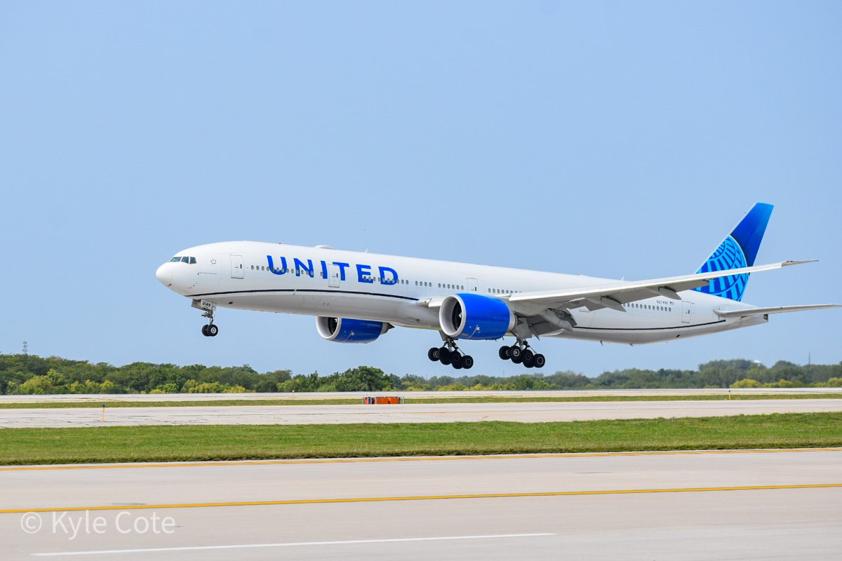@united 777-300 arriving into Kansas City to serve as the Chiefs charter. #avgeek