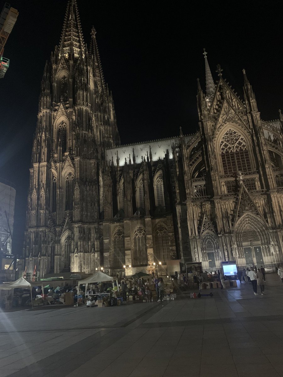 Eileenxos's tweet image. WIR BRAUCHEN EURE HILFE #KÖLN!
Wir sind völlig überwältigt von den Spenden &amp;amp; brauchen unbedingt helfende Hände - unsere Genehmigung ist ausgelaufen, die Polizei wird nicht glücklicher und unsere Helfer nicht wacher. Bitte RT kräftig &amp;amp; tagged Menschen mit Reichweite!