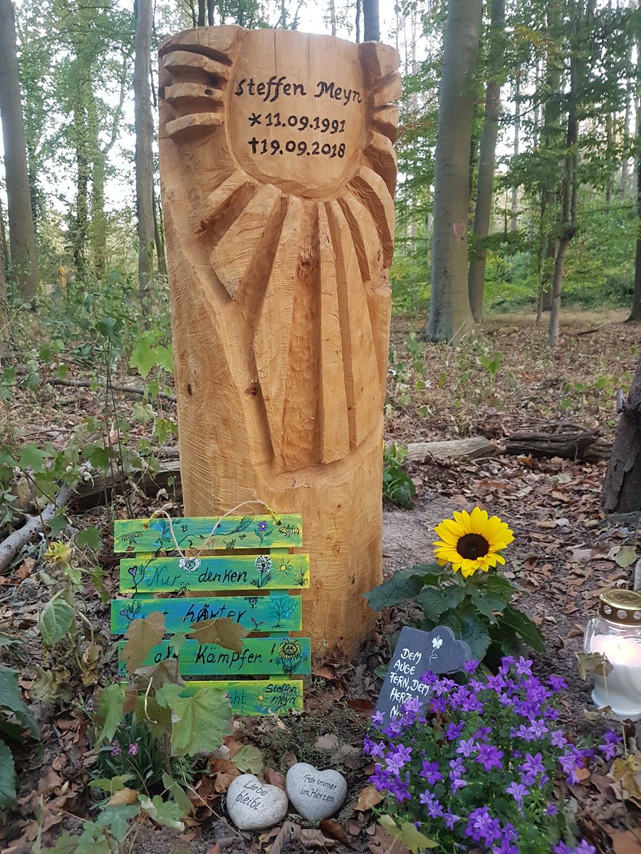 Heute war Gedenkfeier von #vergissmeynnicht 
Eine Holzskulptur ziert nun die Gedenkstätte. Es war wunderschön alle wiederzusehen und gemeinsam Steffen zu gedenken. #hambibleibt #HambacherWald #allewälderbleiben #AlleDoerferBleiben