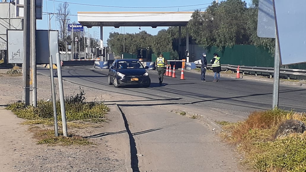 rutadelmaule's tweet photo. ℹ️¡Recuerda! Continúa controles sanitarios del Minsal en #RutaDelMaule:
▶️ Peaje lateral #Varoli, km. 253,1 al norte.
Si puedes evita viajes innecesarios y #QuédateEnCasa
#LejosMásUnidosQueNunca https://t.co/WxMpXFUHqW