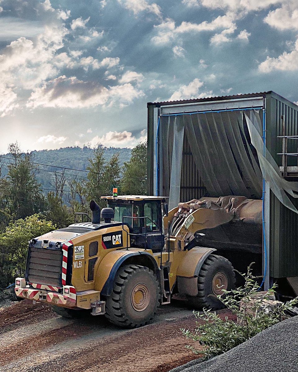 KJ_Services's tweet photo. One Of Our Caterpillar 980M Wheel Loaders, Loading A 1,000 Tonne Of Hi PSV Gritstone Onto A Train Bound For London This Afternoon 🏴👋🚆🚄🏴 #KJServicesLtd #KJCrushingLtd #Caterpillar #WheelLoader #Equipment #HireFleet #FinningUk https://t.co/QFXPKChFsB