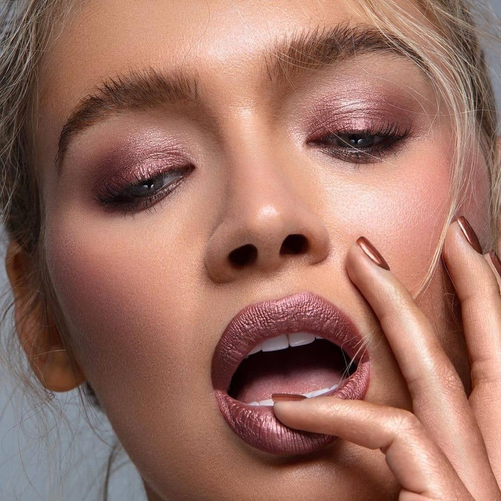 You will not be able to get enough of this liquid lipstick!!💋 #FilmNoir is the perfect golden bronze shade with subtle shimmer to take your glam look to the next level!💄✨ 
​
​Editorial for @lucysmagazine
Photography <a href="/xxfidelxx/">Fidel and Josh</a> with @lookartists
Makeu… instagr.am/p/CFVE2AUHH9h/