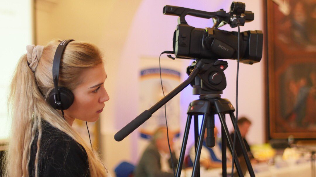 hbk_mp's tweet photo. Headphones are very important during video shoots as they help to spot bad sound connections.

Les écouteurs sont très importants lors des tournages vidéo car ils permettent de repérer les mauvaises connexions sonores.

📷: Pixabay
#HBKMotionPictures #HBKNigeria #HBKCaribbean https://t.co/6SNa7dLp89