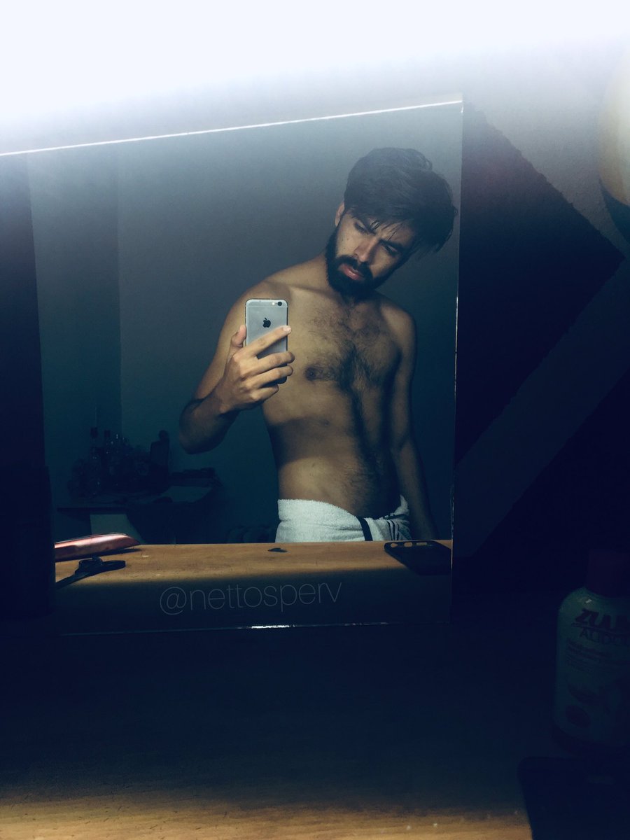 netto_nv's tweet photo. Si estoy en mi habitación, seguro estoy desnudo o en calzones... hoy tocó fotos en toalla para variarle un poco.
#aftershower #towelguy https://t.co/FkkeSqgywF