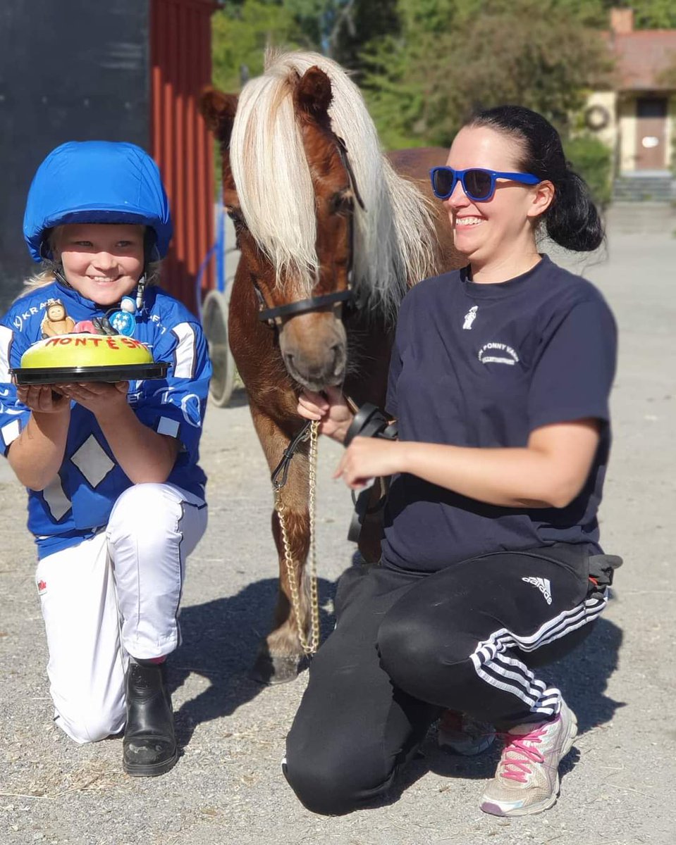 mooden92's tweet photo. Dom här 🤩
Trots att hon bara ridit enbart 5 lopp innan får hon i år uppleva monte SM👑
En strålande fin 5e plats blev resultatet med Månstorps Opal 🤩
#Edelfoder #Poab #Stalllassas https://t.co/2iVUOqZZKV