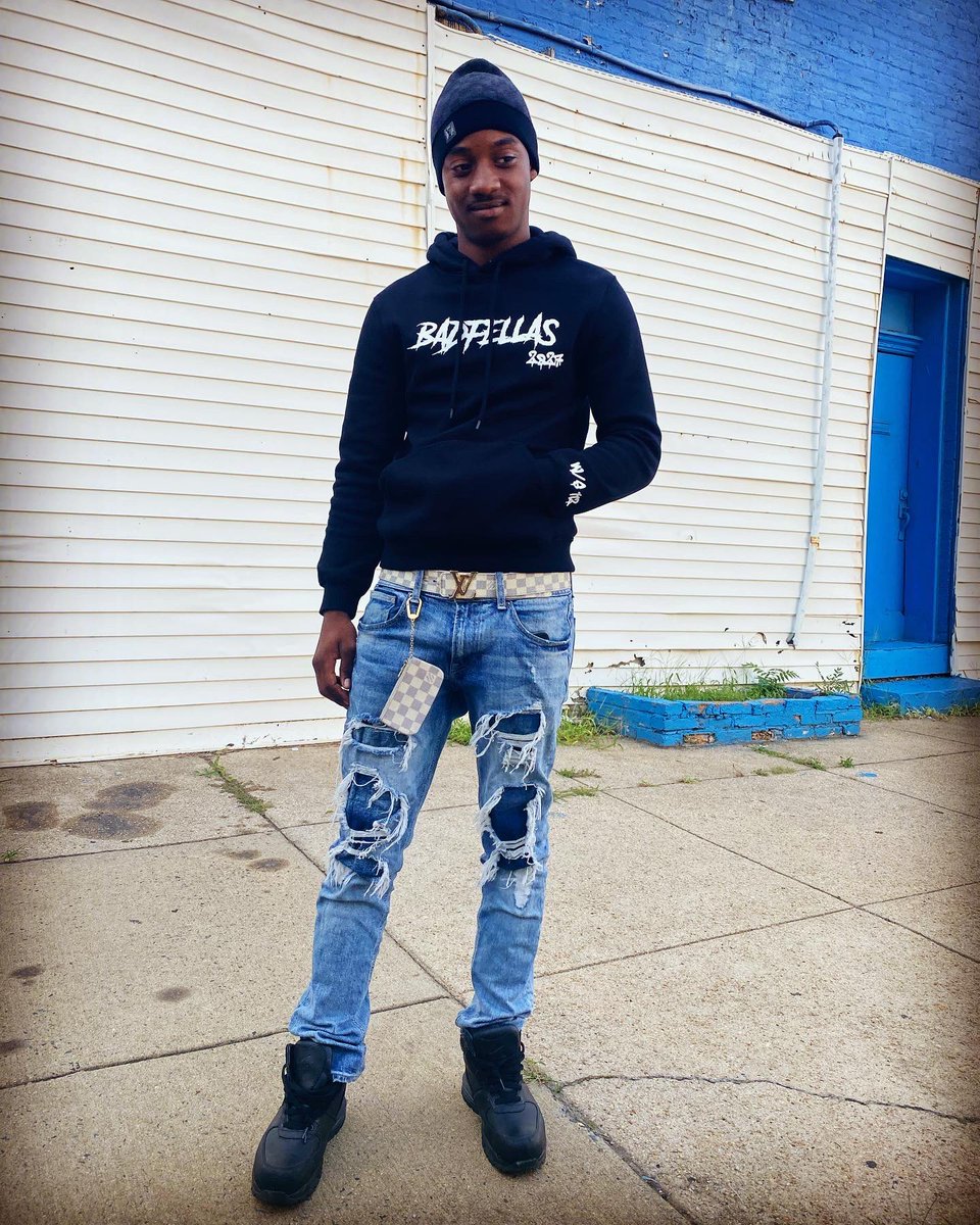 MoneycatcherD's tweet photo. Livin for my niggas dead⚰️ & behind dat wall⛓ #FreeDaFellas #LLRD https://t.co/7SpkIeZTi4