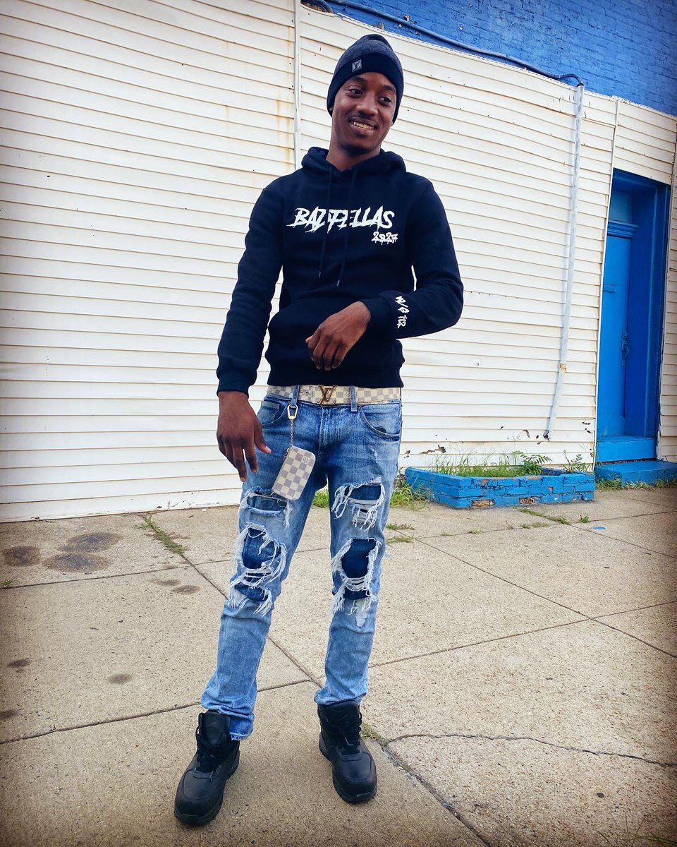 MoneycatcherD's tweet photo. Livin for my niggas dead⚰️ & behind dat wall⛓ #FreeDaFellas #LLRD https://t.co/7SpkIeZTi4