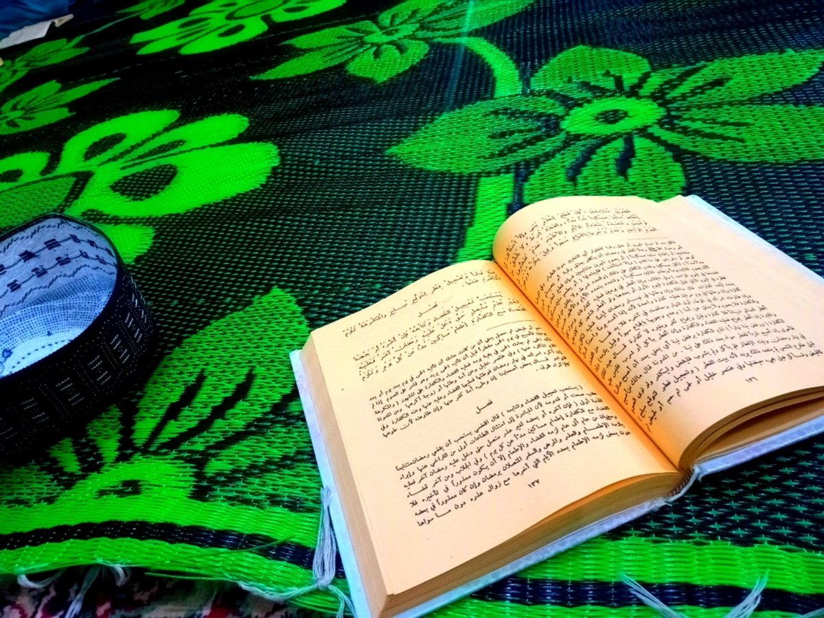 SpaceShip_Cadet's tweet photo. We may be d rude nd clumsy niggaz on the street, but Alhmdlh we still squat and receive knowledge from our scholars, we dont play wit our Deen

Inshallah i finished wit d book titled "Kitabu Kaba'ir" 2moro I'm startin in "Fiqhu Sunna" the book dat talks alot bout Nikkah(marriage) https://t.co/Iz2b88dpkB