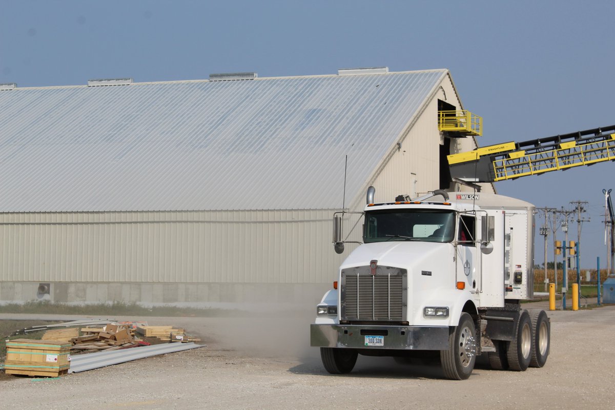 NevadaFFA's tweet image. @LongViewFarms Eric hauling in soybeans for Longview today at @KeyCooperative Nevada location #agriculture #harvest2020 #soybeans #NevadaCubPride