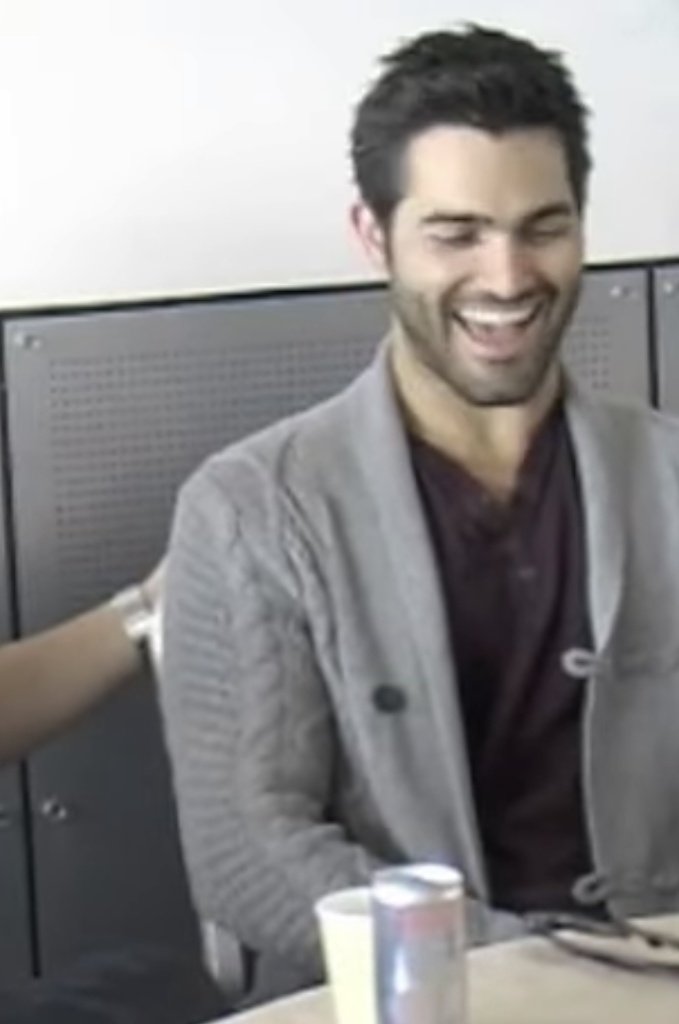 Interview where he wears the cardigan: (Unfortunately it's like four pixels but whatever)