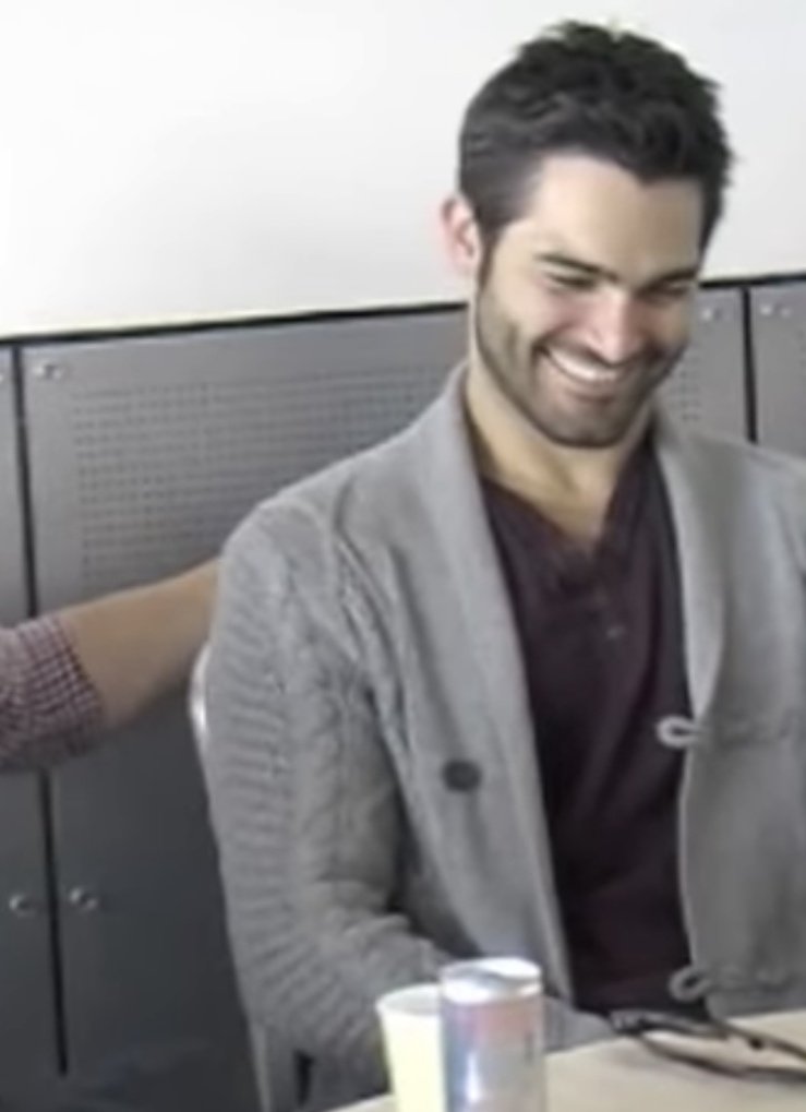 Interview where he wears the cardigan: (Unfortunately it's like four pixels but whatever)