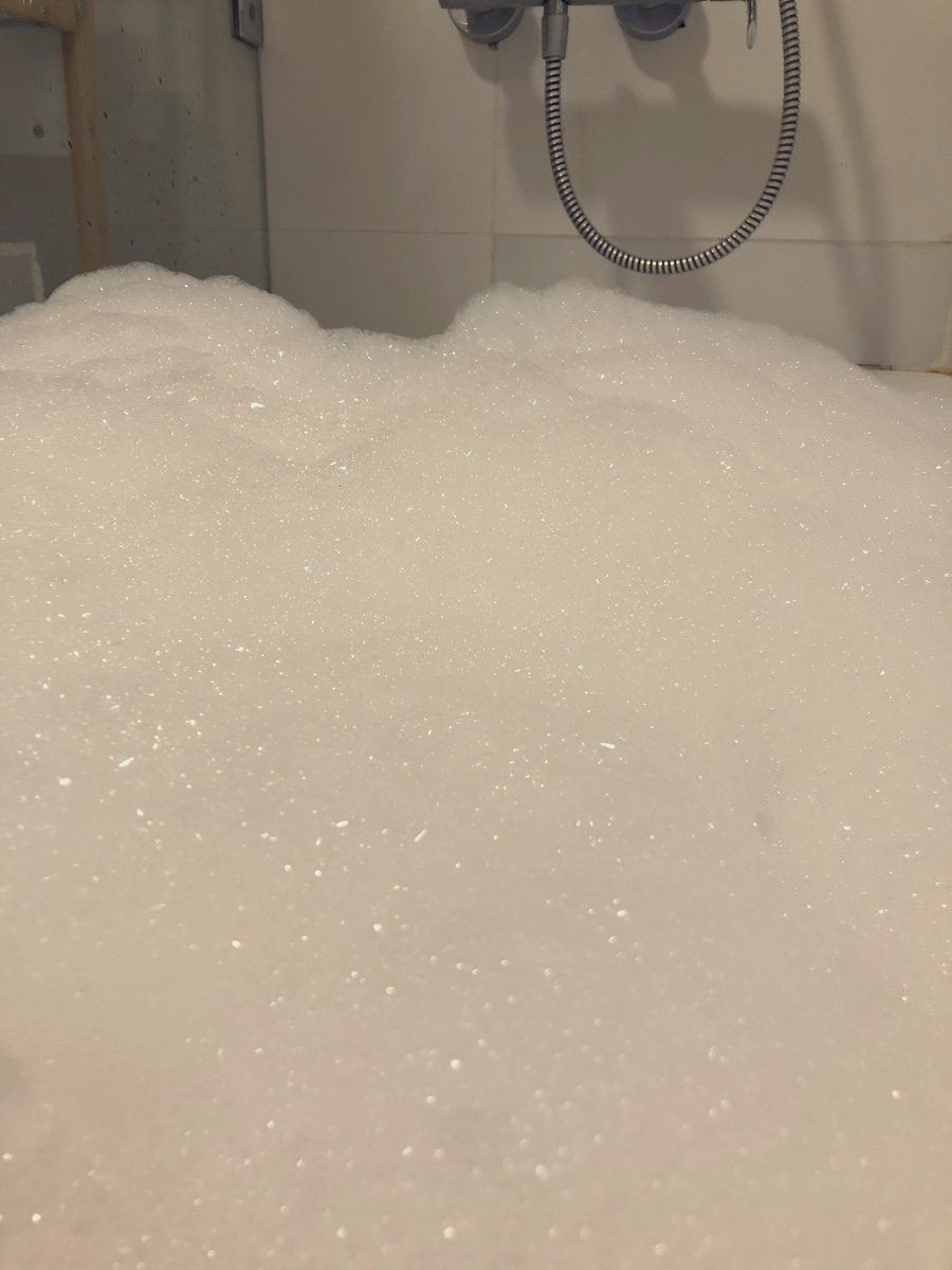 i figure this story should have a nice, even number of tweets so here is my tenth tweet of this thread telling you that i drew a bubble bath to validate myself  #girlboss  #WomenInSTEM  #softwarengineeringismypassion