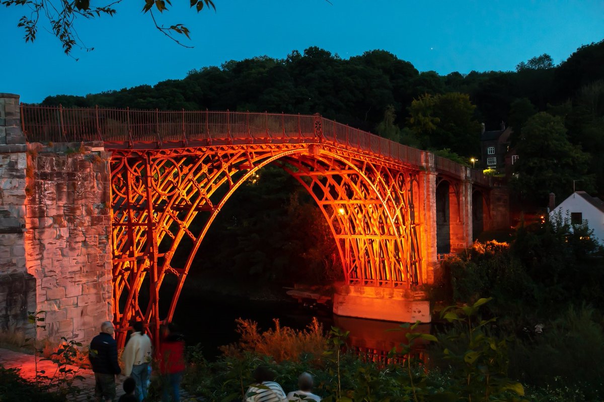 TelfordWrekin's tweet photo. The new-look lighting of the Iron Bridge, showing circa 1790 furnace effect, switched on for the first time tonight.
#Telford #Ironbridge #TF50
@EnglishHeritage @ace_national https://t.co/jY1uk6LjcG