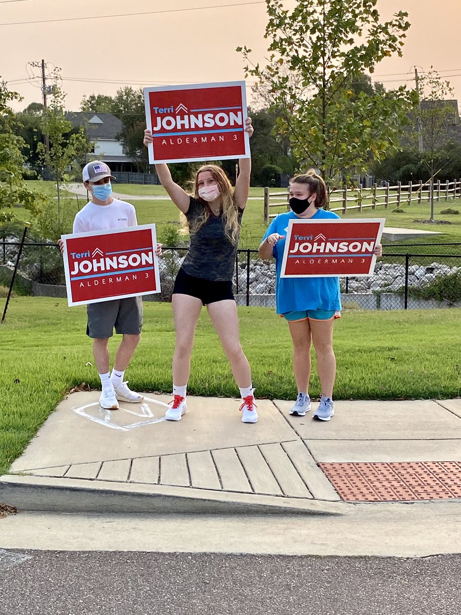AldermanJohnson's tweet photo. LOVED seeing my Team Terri supporters out last night at the Houston game!!  And a big congrats to our Mustangs ❤️🖤🏈 for their WIN over Arlington, 43-29!!!!  #TeamTerri #HoustonMustangsFootball @HoustonHNN @houstonhighGMSD @YouAreHouston @HHSMustangs https://t.co/ccndWDhQQu