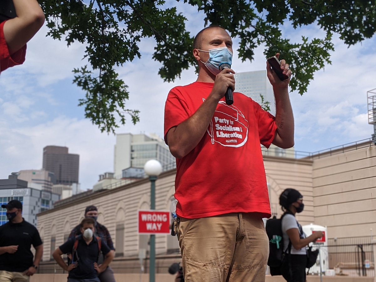 Comrade Ryan now on the mic, reading statements from our comrades in jail.“They say: ‘stay strong. Stay disciplined’‘These walls are thick. But knowing that you’re out there keeps on going’‘We’ll keep fighting till it falls.'"