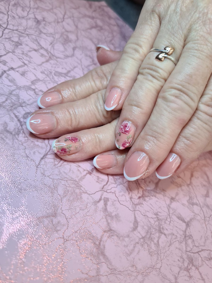ButterflyStephs's tweet image. How beautiful is a classic skinny French 💞 and the blush rose foil on the ring finger just sets them off 😍 using all TGB &amp;amp; Angel Glitter Mats products.

To Book contact Steph on 07510925326 or 01942396910 or via our Facebook or Website