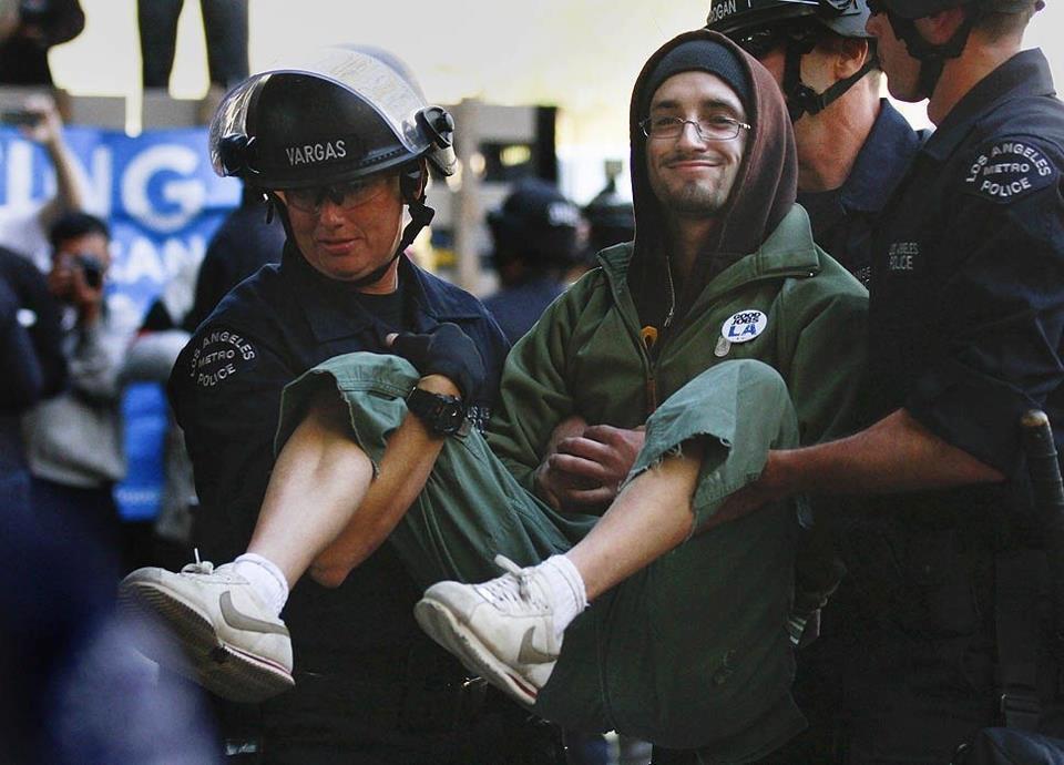 VidaUnaInfinita's tweet image. El mensaje sólo describe la realidad natural de este instante obviamente infinito y libre de cualquier otro, en donde todo ya está completo y no hay nadie 😀
pues no hay nada separado, nunca nada ha sucedido, no hay nada que resolver, todo ya está sucediendo..

#Dharmesh