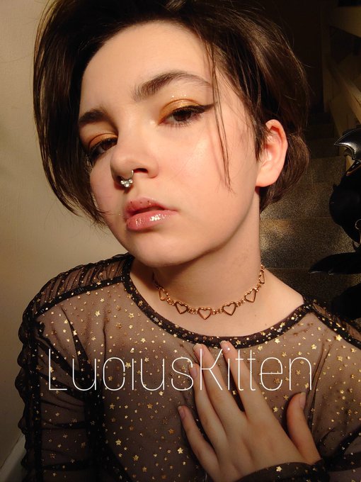 Lots of pretty new pictures on my onlyfans. I'm proud of this set and my make up 🥰 https://t.co/1qQy