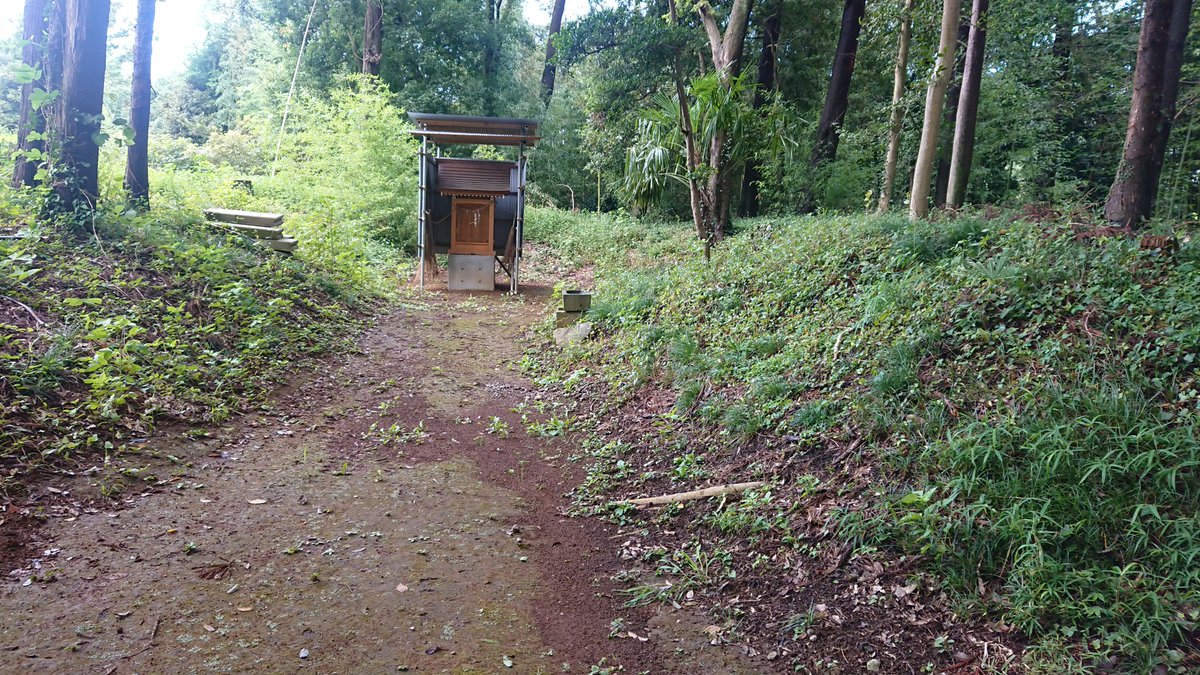 古城メグラー 遠山城 茨城県牛久市 常磐線と国道6号が城の西側にあるがその反対側に牛久城がある 牛久城出城 鹿島神社北側 西側に堀の痕跡がある 土塁に囲まれた鹿島神社の社 北側高台 西側空堀 北側土塁