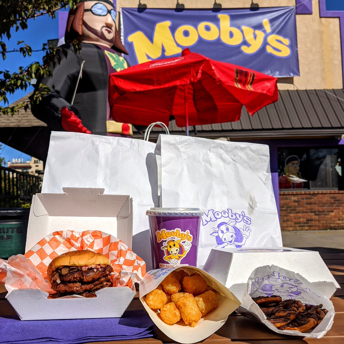 InfinitePantry's tweet photo. #MoobysPopUp 🐮 #Vegan @BeyondMeat Cow Tippers, Hater Tots &amp; vegan chocolate covered pretzels! This comes 7 months after our last pre-pandemic live event: Jay and Silent Bob Reboot Roadshow w @ThatKevinSmith. It was so fun to explore this tiny glimpse of The View Askewniverse🌍 https://t.co/O1kniDYgDQ