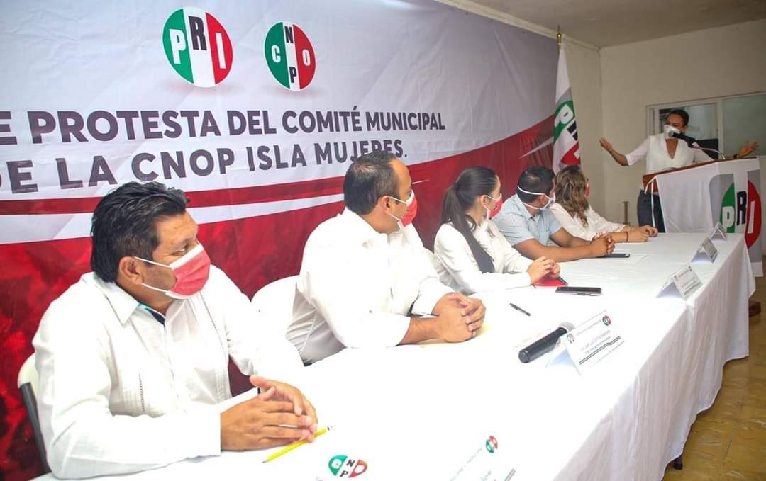 Acompañado por la dirigente estatal de la CNOP, <a href="/ArletMolgoraG/">Arlet Mólgora Glover</a>, la presidenta del PRI en Quintana Roo, <a href="/CandyAyuso/">Candy Ayuso</a> la tarde de hoy le tome protesta a Amada Hernández Peniche como dirigente de la CNOP en Isla Mujeres.