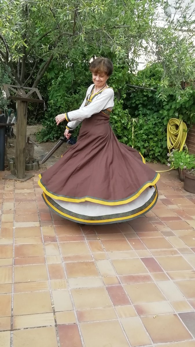 albarran_pilar's tweet photo. My new Viking cosplay. I love it 😊
#viking #vikingcosplay #scandinavian #beautifulcolours #historicalcostuming #armstreet #armstreetcom https://t.co/Rs5JGyYgmY