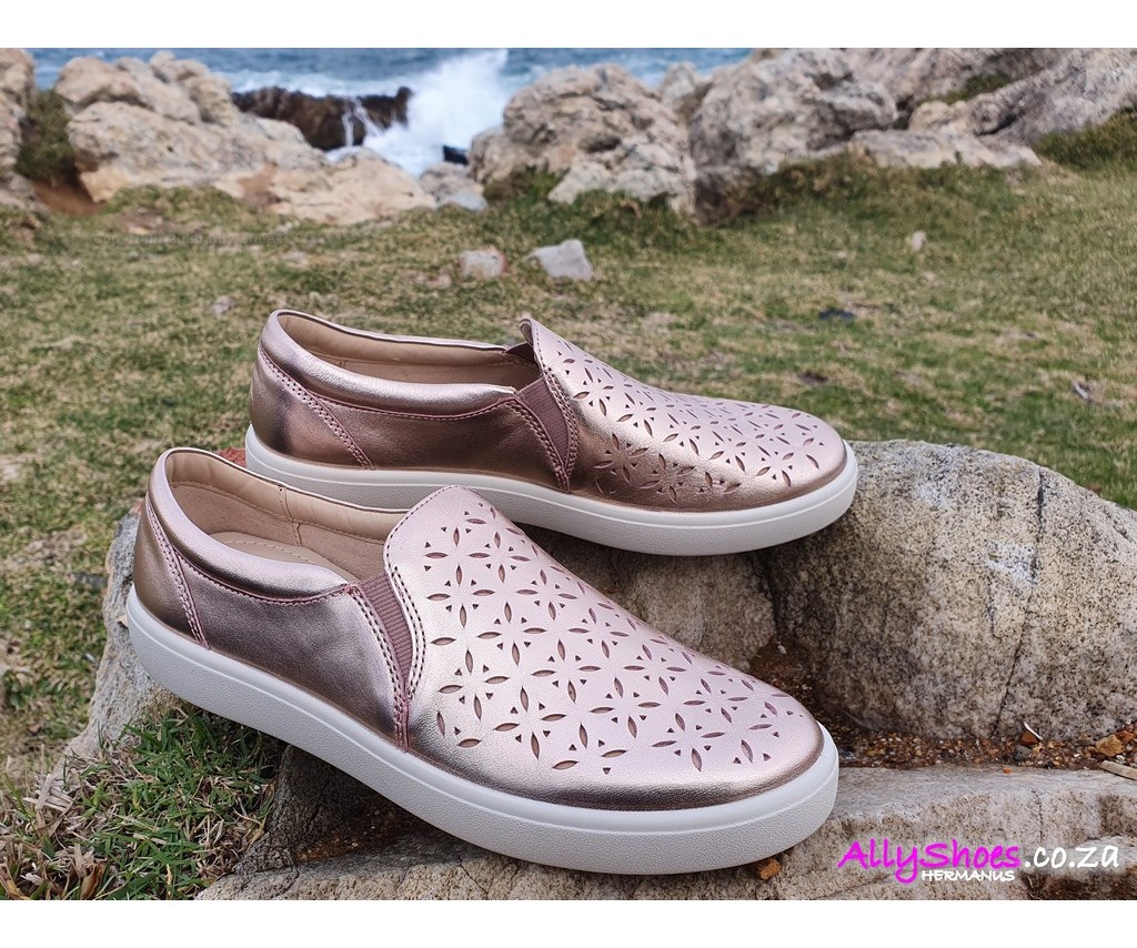 Only now #sales #shoes #hotter women's daisy wide fit pump size UK 6 amzn.to/3iM6PCz