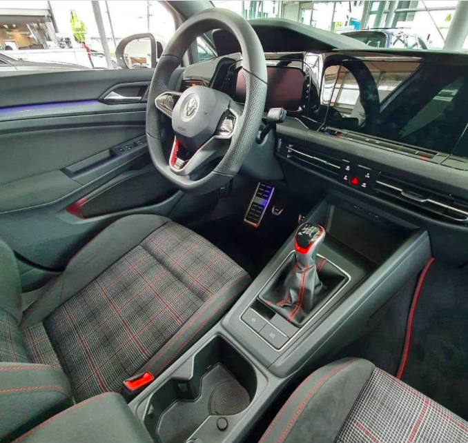 DriveMx1's tweet photo. Golf GTI MK8 2020.
Así luce el nuevo #GTI en un concesionario de Alemania.
Observen la caja manual y las vestiduras clásicas de tela, una combinación de equipamiento básico, que en México no vemos desde 2013, durante la sexta generación.
#DriveMx #GolfGTI #VWGTIMk8 https://t.co/wody1QyGIK