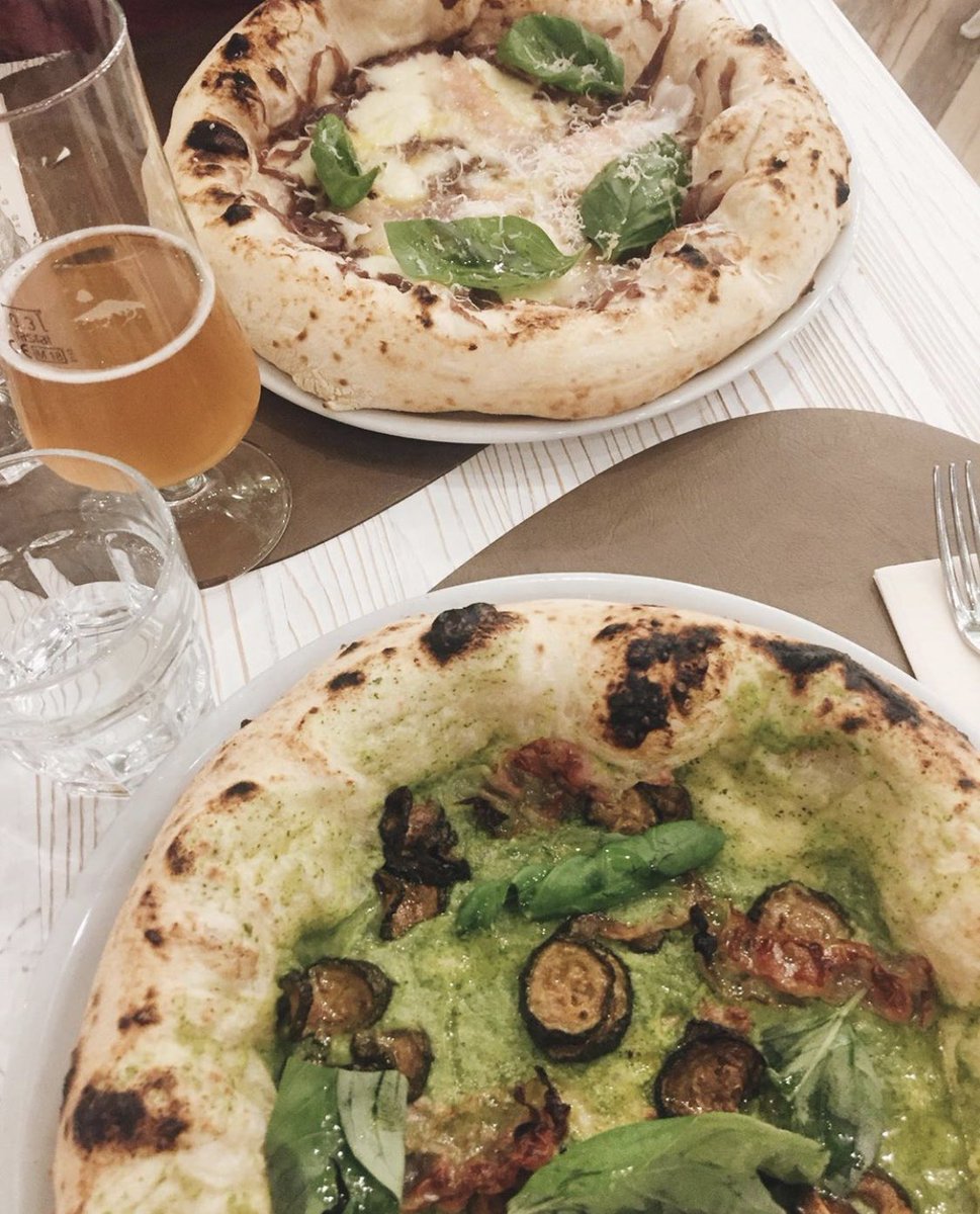 AntoMerola's tweet photo. Saturday with friends #pizza #italy https://t.co/jxYll0FVBc