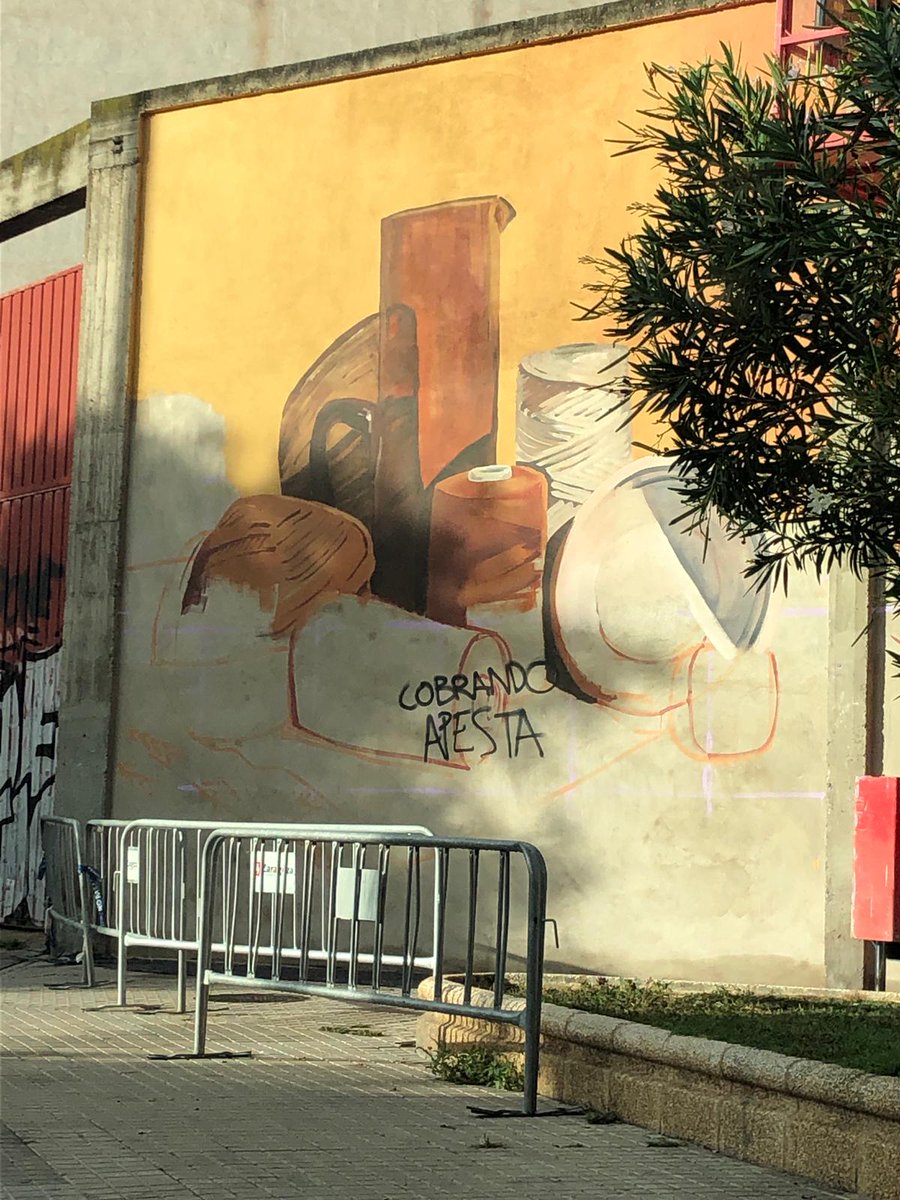 sarafernandezes's tweet image. ¡Qué triste que haya gente que no sepa respetar ni tan siquiera las intervenciones artísticas! Hoy han amanecido así en el @festivalasalto. Pero ni los vándalos pararán ni el arte ni la cultura. #ZGZesCultura #CulturaParaRato #SanJosé