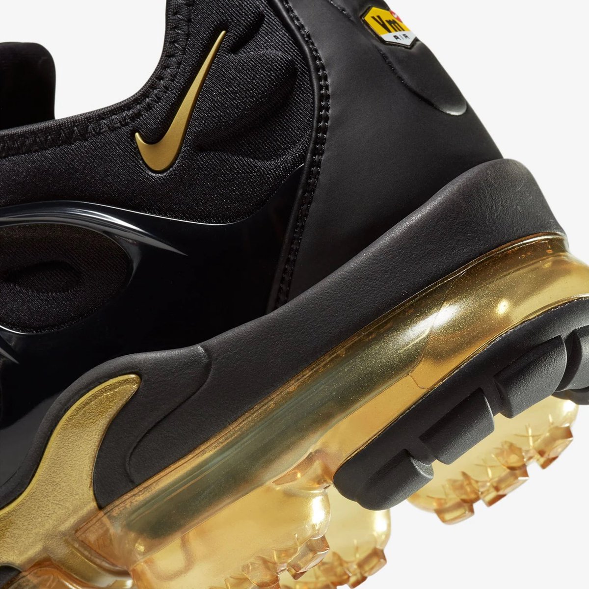nike air vapormax plus black metallic gold