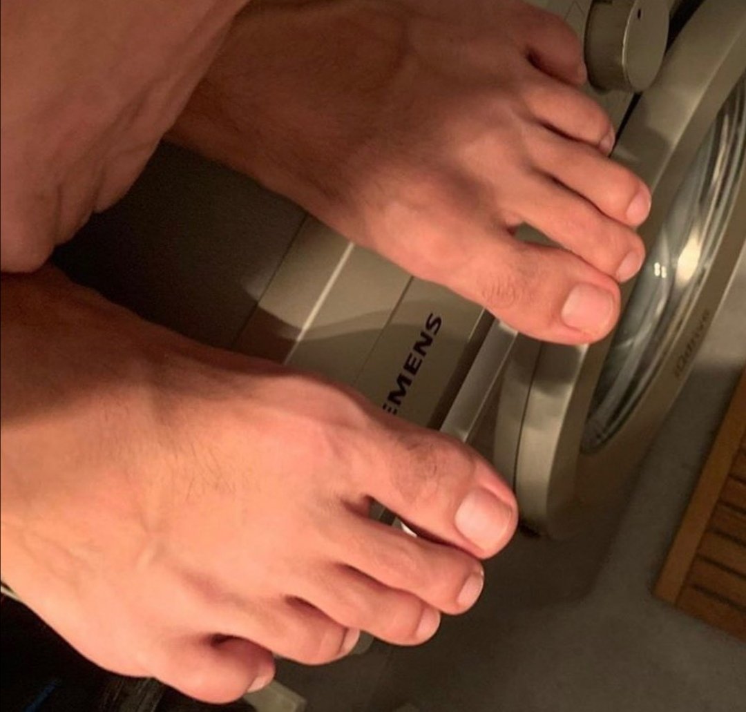 Dario feet tweet media