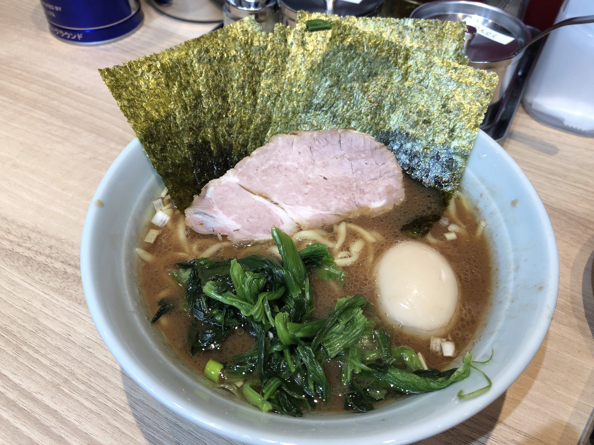 モリｐ 本日 京王八王子駅前にオープンしたらーめん尾又家 おまたや へ 吉祥寺の武道家出身の方のお店 ラーメン 並 に味玉と海苔にキャベチャーを注文 ライスは終日無料 茶濁して少し