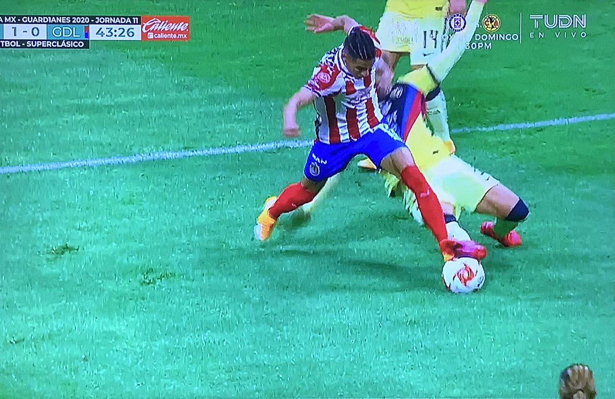 SanCadilla's tweet photo. Esta es la jugada al minuto 38 con 2 segundos... y la producción de Televisa Deportes puso la repetición hasta el 43 con 26.

Para mí sí es penal ¿Por qué no la reviso el VAR?

#ClasicoDeClasicos https://t.co/XqSHjJUoAm