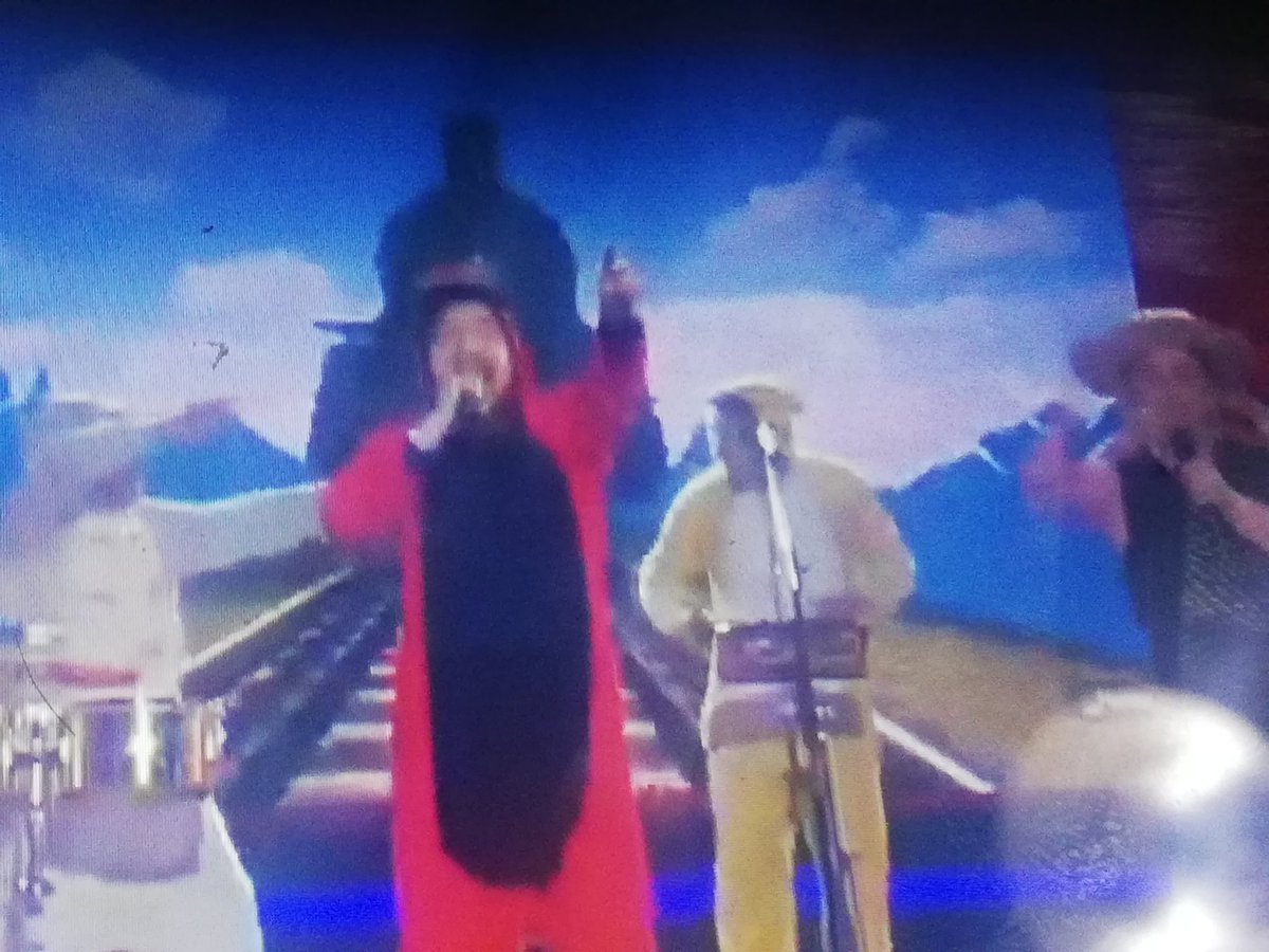 radiocooperador's tweet photo. Que hace Felipe Avello cantando con el Monteaguilino?

 #vamoschilenos https://t.co/6fp7q6JodD