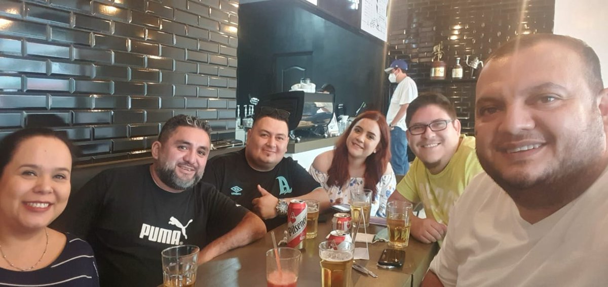 Tarde de amigos 😅🍻 <a href="/RedgardoEdgardo/">Edgardo Valladares</a> <a href="/maeral/">Mario Aleman</a> <a href="/mtorresayala/">Marioso</a>