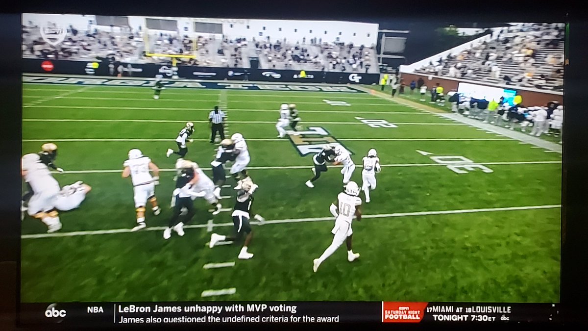 JohnsCreekHSFB's tweet photo. Big time seal block on the edge by former JC baller @EJCJackCoco to spring a TD for GT! Center in HS balling at H-back for the Jackets! #JustConquer #JCAlum @jcgladiators @LeadGladiator https://t.co/VUedzMrw8A