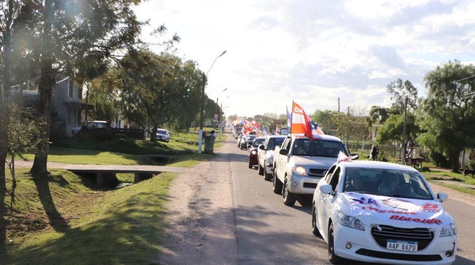 Fidencioalcalde's tweet photo. GRACIAS A TODOS!!!
Infinitamente felices por la enorme caravana, la más grande de todas.
El 27 de setiembre sigamos haciendo historia juntos.
#QueSigaFidencio #RoloIntendente https://t.co/9qfyHqzbZn